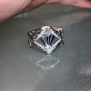 bague or gris et diamants