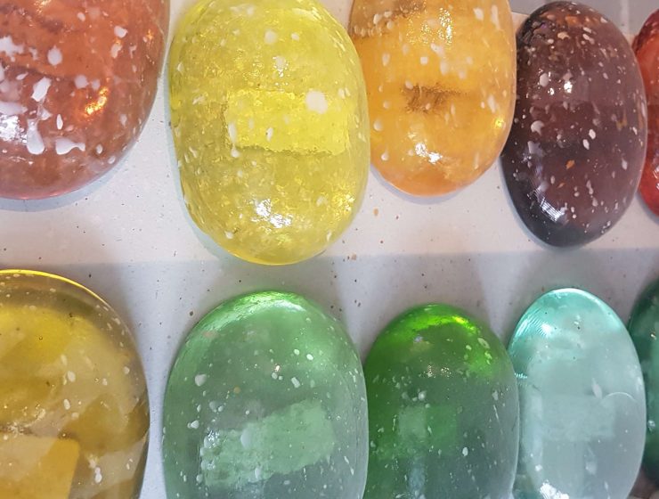les galets de couleur pour le verre